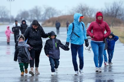 Miles de inmigrantes latinos llegan a diario a Estados Unidos