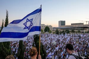 Miles de israelíes protestan contra los planes del primer ministro Benjamin Netanyahu para reformar el sistema judicial, en Jerusalén, el sábado 22 de julio de 2023. (AP Foto/Ohad Zwigenberg)