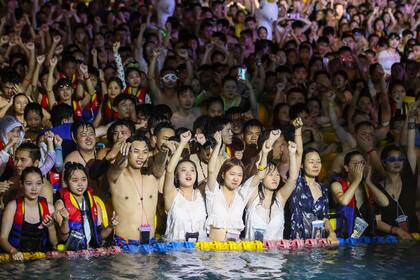 Miles de jóvenes disfrutaron de un concierto mientras se refrescaban en una pileta en Wuhan, el sábado pasado
