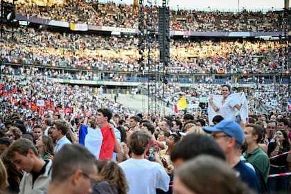 Miles de jóvenes llenan el Stade de France por la presencia del papa León XIV