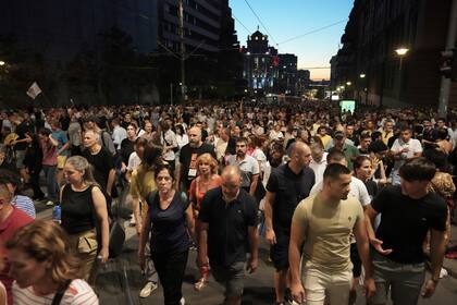 Miles de manifestantes antigubernamentales exigen elecciones anticipadas en Serbia