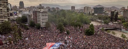 En Chile, una multitud colma las calles de Santiago en octubre del año pasado