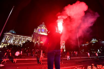 Miles de manifestantes enojados por el regreso del toque de queda se reúnen frente al edificio de la Asamblea Nacional en Belgrado, el 7 de julio de 2020