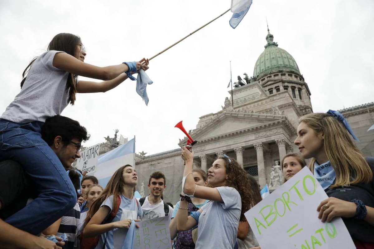 Miles de manifestantes que rechazan el aborto se concentran en el Congreso