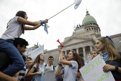 Miles de manifestantes que rechazan el aborto se concentran en el Congreso