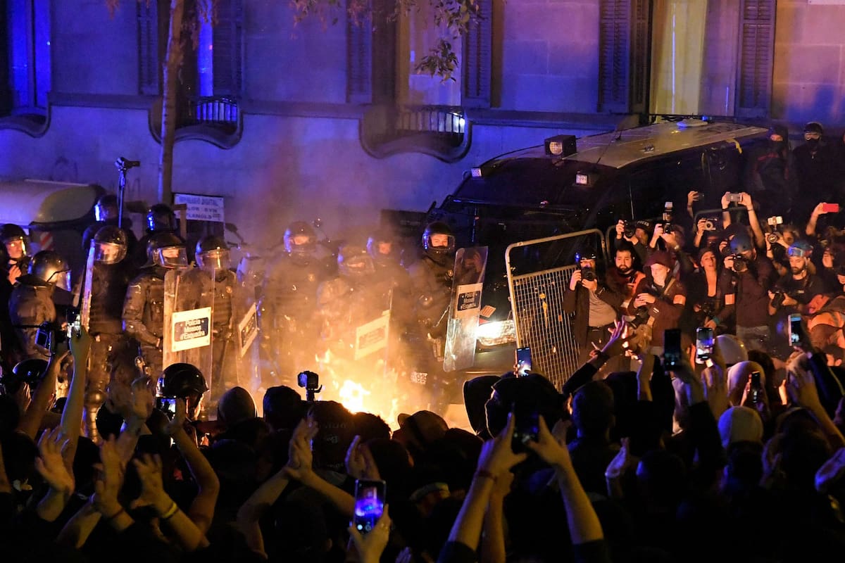 Miles de manifestantes salieron nuevamente a las calles de Barcelona, donde comenzó una reunión frente al edificio de la delegación del gobierno de Madrid.