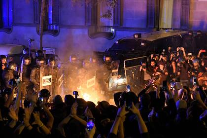 Miles de manifestantes salieron nuevamente a las calles de Barcelona, donde comenzó una reunión frente al edificio de la delegación del gobierno de Madrid.