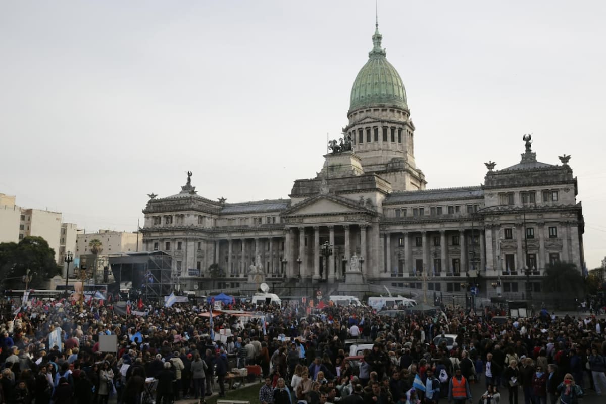 Miles de manifestantes se concentraron frente al Congreso