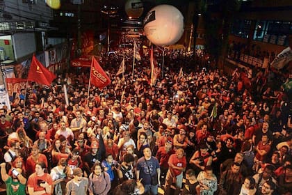 Miles de manifestantes seguían anoche concentrados en respaldo a Lula frente a la sede del Sindicato de Metalúrgicos, en São Bernardo do Campo