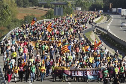 Miles de manifestantes separatistas, ayer, en una marcha en Girona