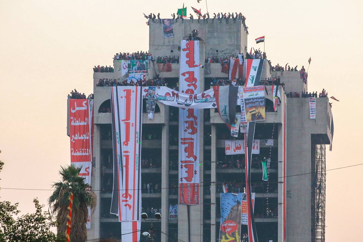 Miles de manifestantes tomaron ayer un edificio del centro de Bagdad