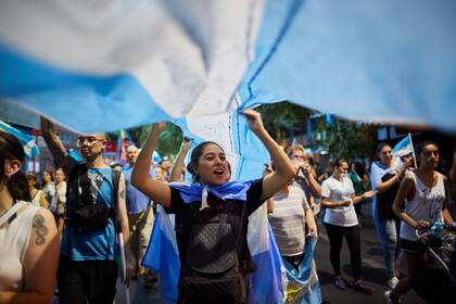 Miles de mendocinos volvieron a las calles para hacer flamear las insignias celestes y blancas en defensa del agua y por la restitución de la Ley Antiminera