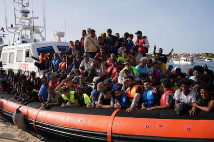 Miles de migrantes africanos arriban al puerto de Lampedusa en busca de un futuro mejor