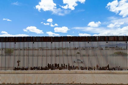Miles de migrantes llegan a diario a la frontera de Estados Unidos