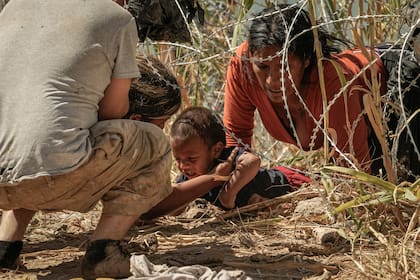 Miles de migrantes llegan a diario a la frontera de Estados Unidos