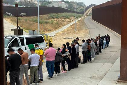 Miles de migrantes que buscan asilo llegan a diario a la frontera de Estados Unidos