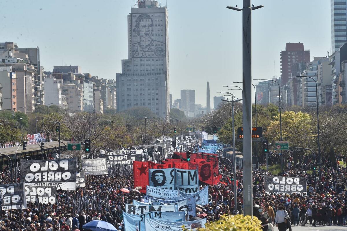Miles de militantes de los movimientos sociales opositores volvieron a manifestarse en plena avenida 9 de Julio.