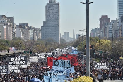 Miles de militantes de los movimientos sociales opositores volvieron a manifestarse en plena avenida 9 de Julio.