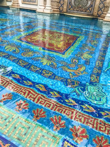Miles de mosaicos de la piscina de la mansión de Versace son de oro de 24 quilates
