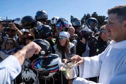 Miles de motociclistas se reúnen en Fátima, Portugal, para la bendición anual de cascos