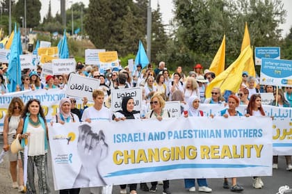 Miles de mujeres del movimiento de israelí Women Wage Pace (Mujeres que activan por la Paz) y la asociación palestina Women of the Sun (Mujeres del Sol) durante una manifestación por la paz en el Mar Muerto