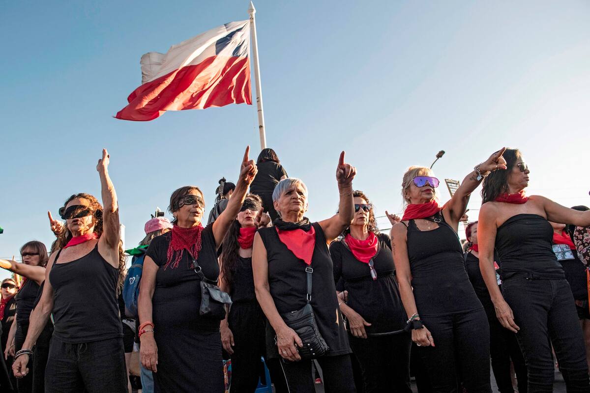 Miles de mujeres, en su mayoría mayores de 40 años, interpretaron "El violador eres tú"