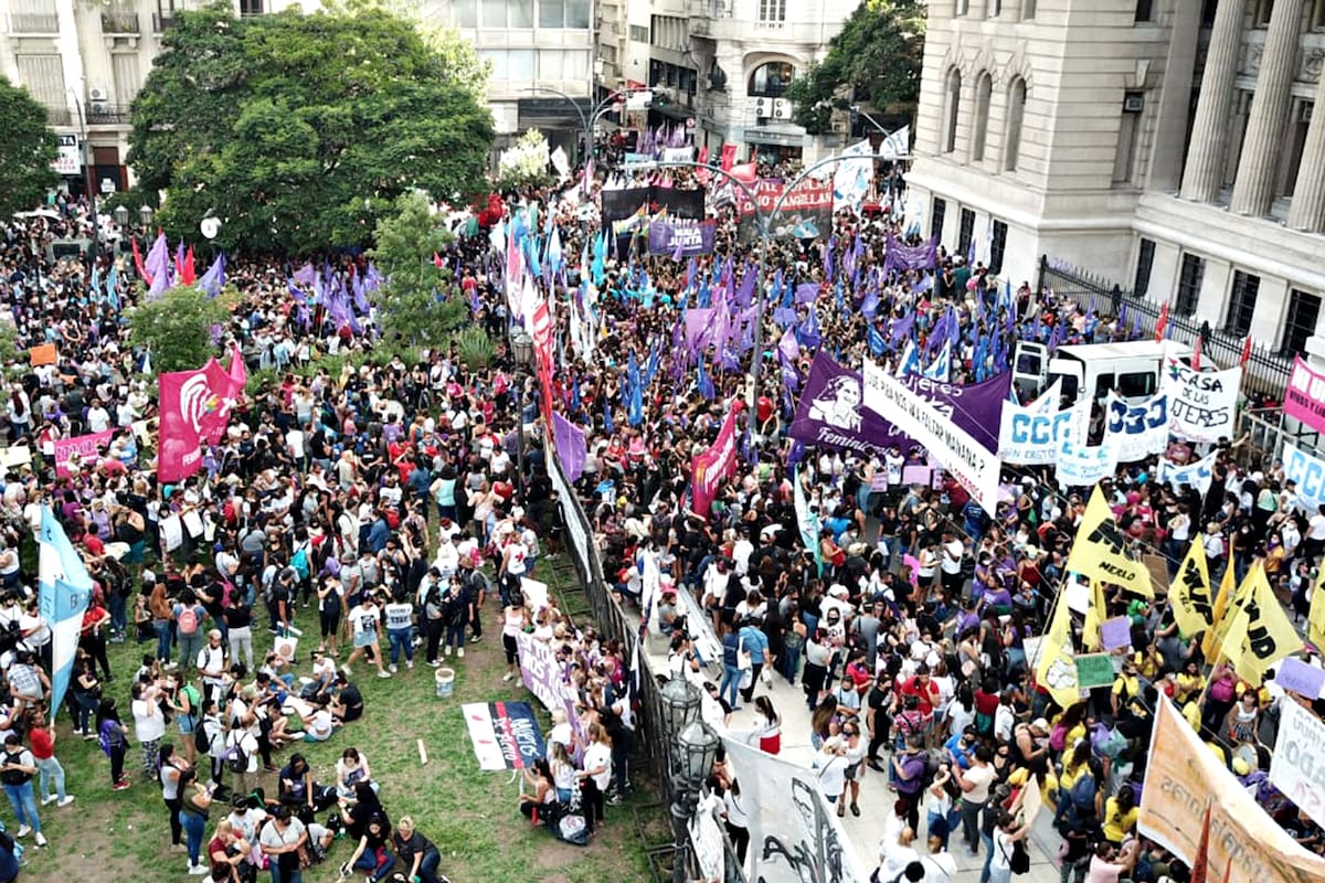 Miles de mujeres participan de la marcha de Ni Una Menos frente al palacio de los tribunales porteños