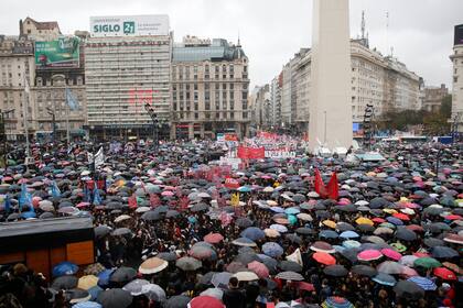 Miles de mujeres se concentran en el Obelisco en contra de los femicidios
