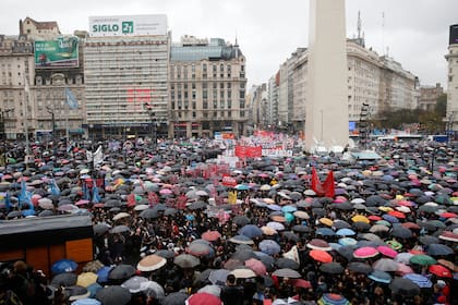 Miles de mujeres se concentran en el Obelisco en contra de los femicidios