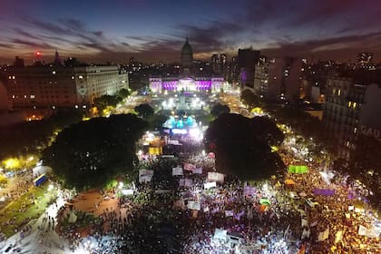 Miles de mujeres se reunierpn en la Plaza del Congreso para reclamar por sus derechos