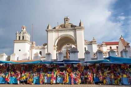 Miles de personas acuden cada año a la basílica de la Virgen de Copacabana en Bolivia.