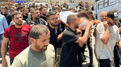 Miles de personas asisten a los funerales de los fallecidos durante la operación en Jenin