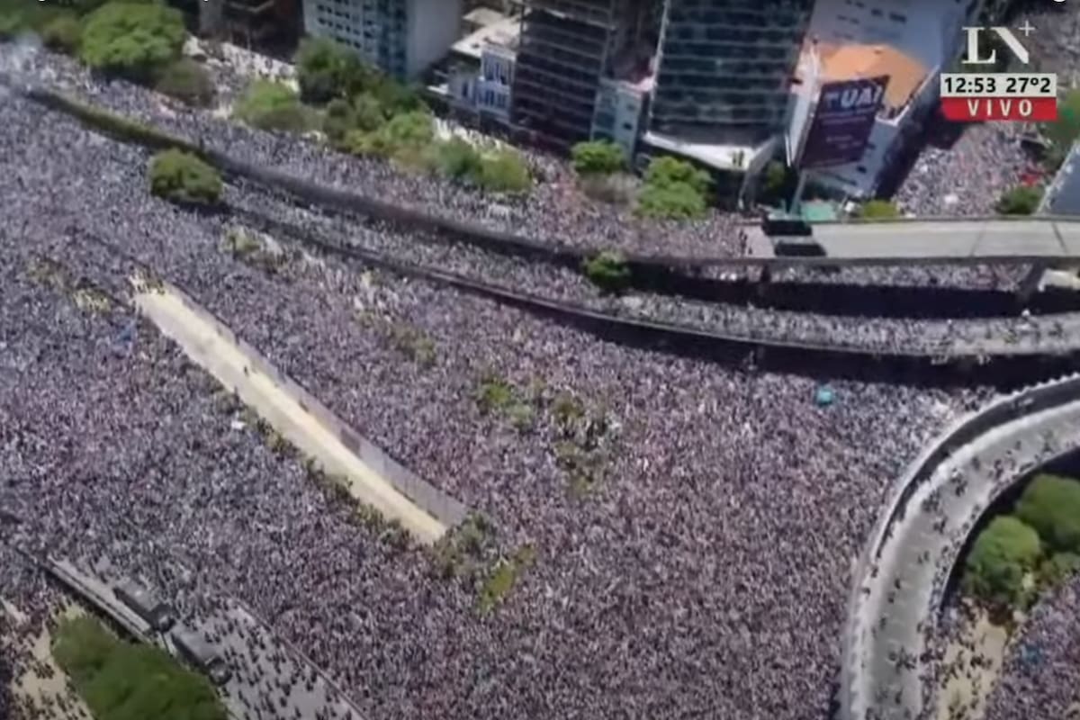Miles de personas avanzan por las autopistas