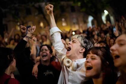 Miles de personas cantan la canción "Grândola, Vila Morena", en la Plaza do Carmo, en Lisboa, en el 50 aniversario de la Revolución de los Claveles