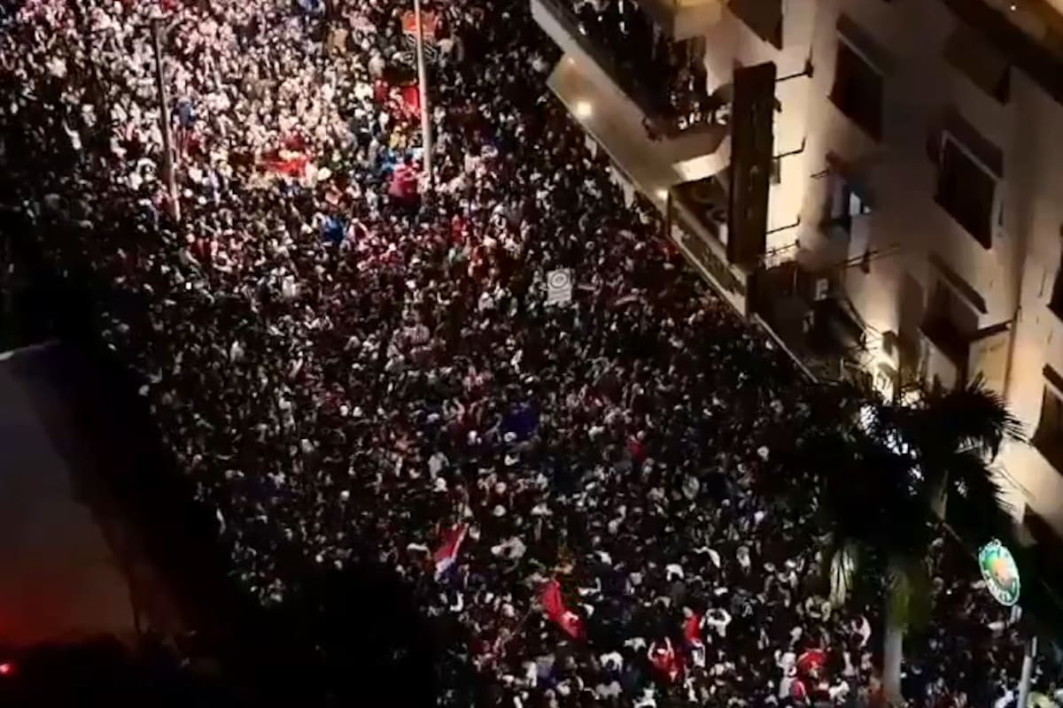 Miles de personas colmaron las calles de Asunción tras la histórico victoria ante Alemania de la selección paraguaya