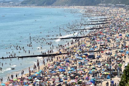 Miles de personas coparon la playa de Bournemouth, en el sur de Gran Bretaña