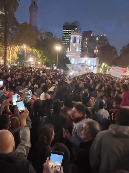 Miles de personas despidieron a su ídolo en la Plaza de Mayo (Foto: @marcoswolftravel)