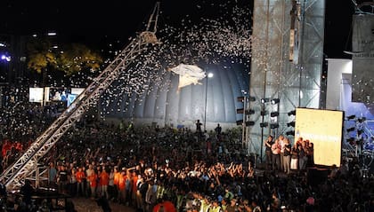 La compañía Fuerza bruta fue la creadora y gestora del Desfile del Bicentenario, aquel desfile artístico que circuló por el centro histórico que marcó un hito en la producción escénica a gran escala