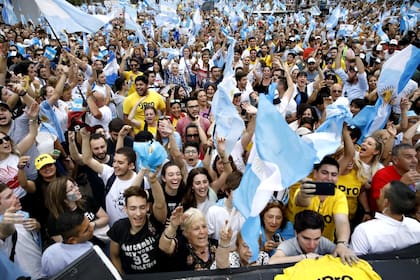 Miles de personas fueron a la Plaza de Mayo para apoyar a Macri