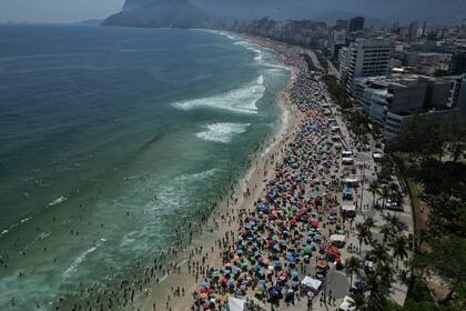Miles de personas en la playa en medio de una ola de calor récord en Ipanema el 15 de noviembre de 2023, en Río de Janeiro, Brasil