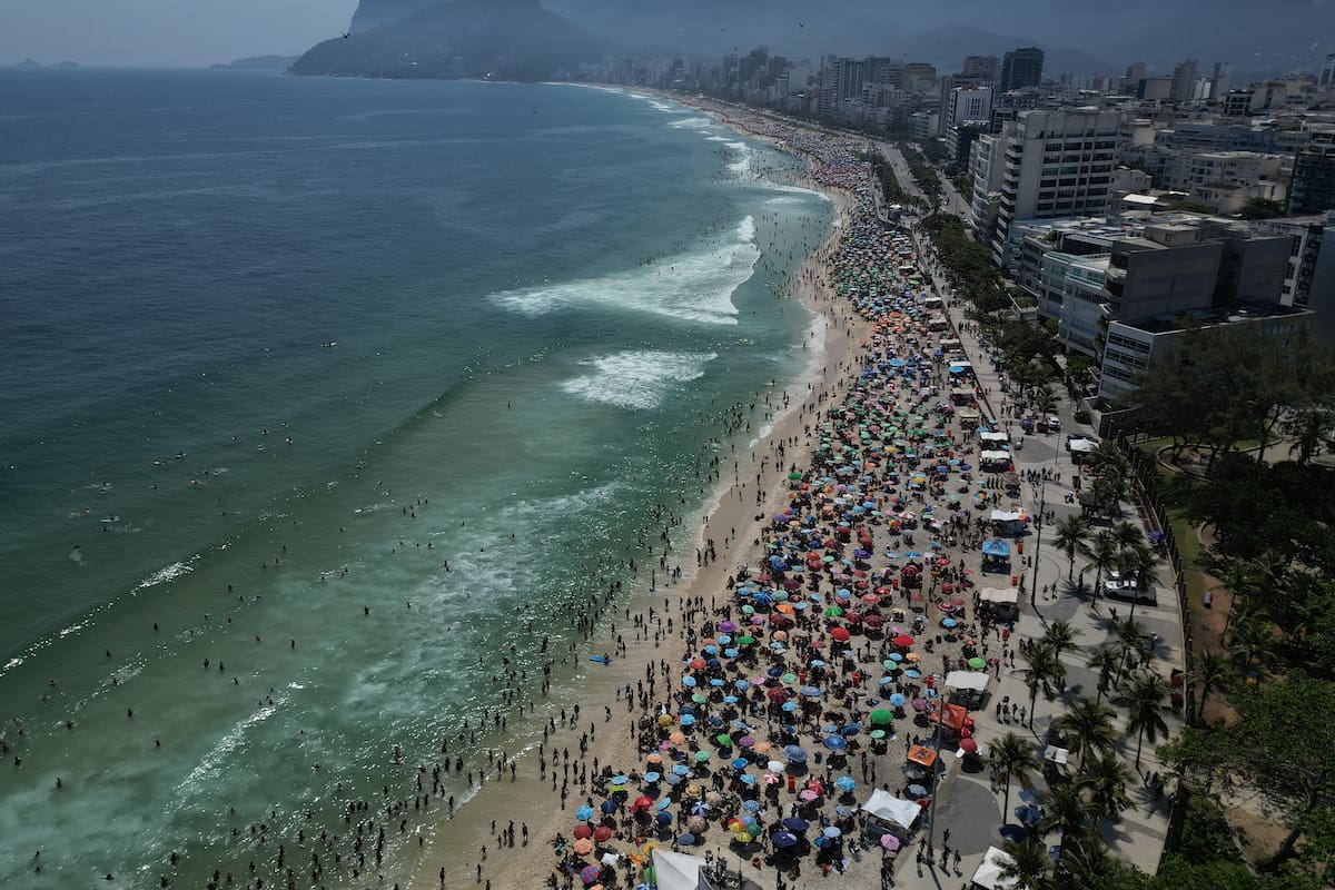 Miles de personas en la playa en medio de una ola de calor récord en Ipanema el 15 de noviembre de 2023, en Río de Janeiro, Brasil