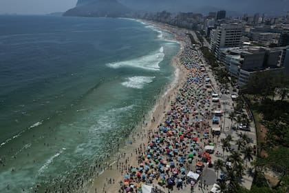 Miles de personas en la playa en medio de una ola de calor récord en Ipanema el 15 de noviembre de 2023, en Río de Janeiro, Brasil
