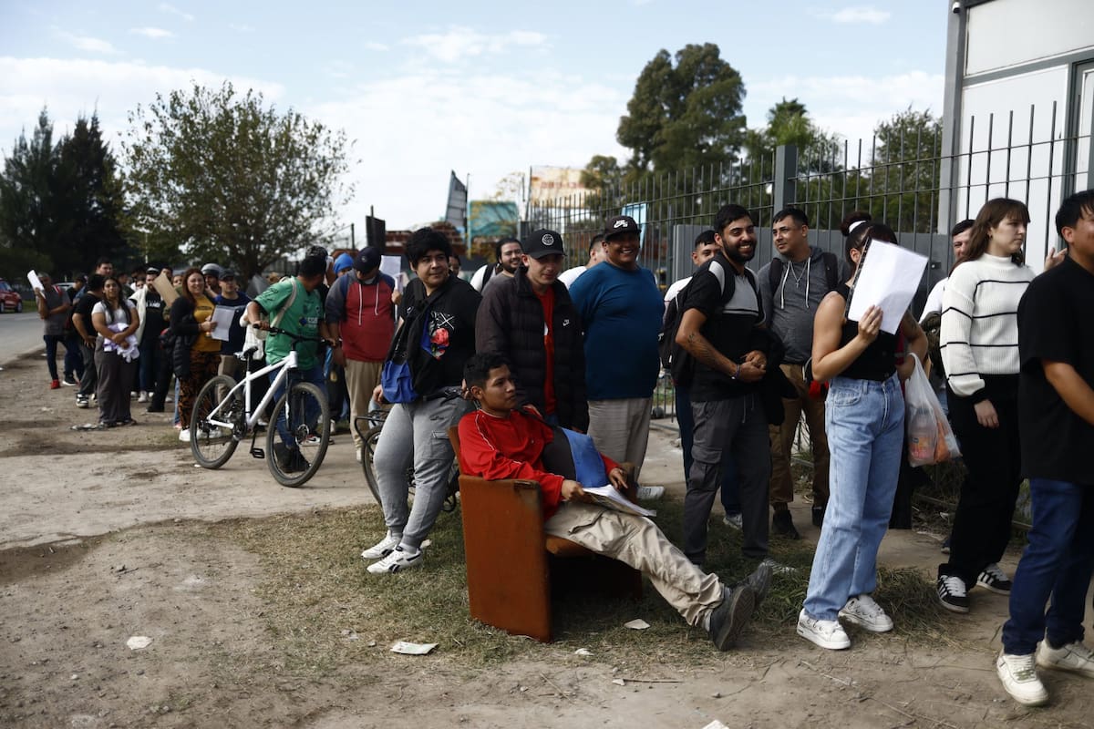 Miles de personas hacen fila para trabajar en el nuevo frigorífico de la empresa Cabaña Don Theo que busca cubrir solo 60 puestos de trabajo