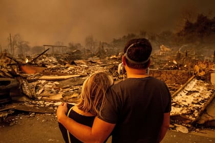 Miles de personas han perdido sus casas por los incendios en California (AP Foto/Ethan Swope, archivo)