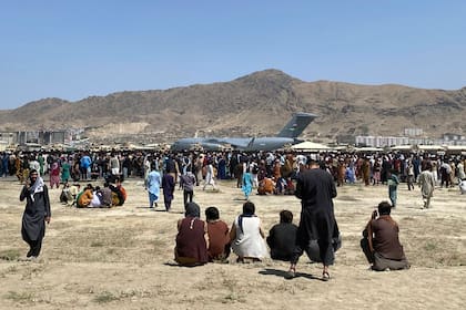 Miles de personas intentan huir de Afganistán desde el domingo