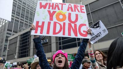 Miles de personas le reclaman a Trump que muestre su declaración de impuestos (Archivo)