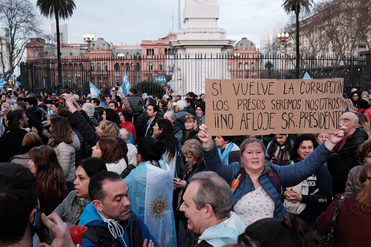 Miles de personas llegaron hasta la Plaza de Mayo durante la tarde del sábado