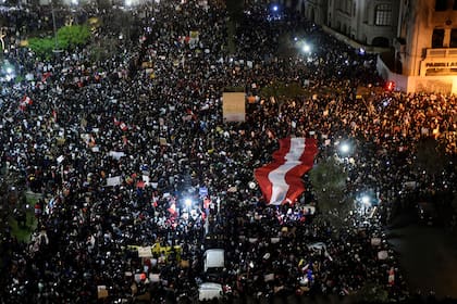 Miles de personas marcharon en la noche del jueves por el centro de Lima, en una de las manifestaciones más grandes de las últimas dos décadas