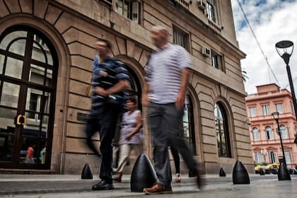 Miles de personas pasan a diario frente a la sede de la Secretaría de Inteligencia, en 25 de Mayo 11, a metros de la Casa Rosada. Sólo una plaqueta avisa que allí funciona La Casa