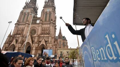 Miles de personas que peregrinaron a Luján son bendecidas tras su llegada